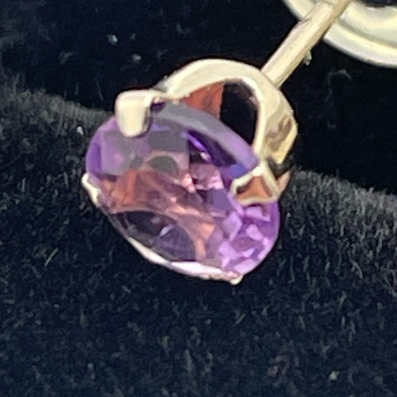 New in Box! 10KT White Gold 5mm Natural Amethysts Earring, - Picture 5 of 8